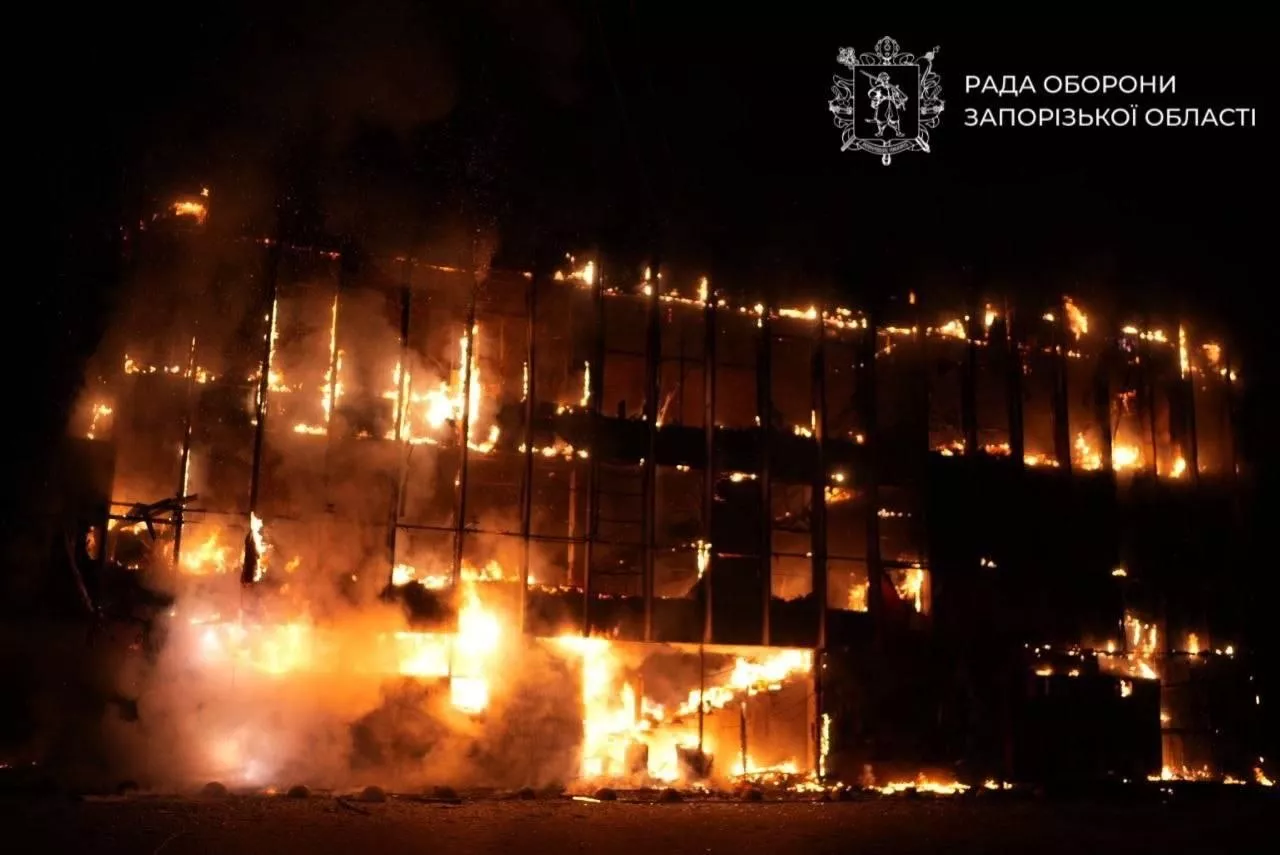 Росіяни вночі атакували Запоріжжя дронами: пошкоджені будинки, ТЦ та історичний корпус ЗНУ