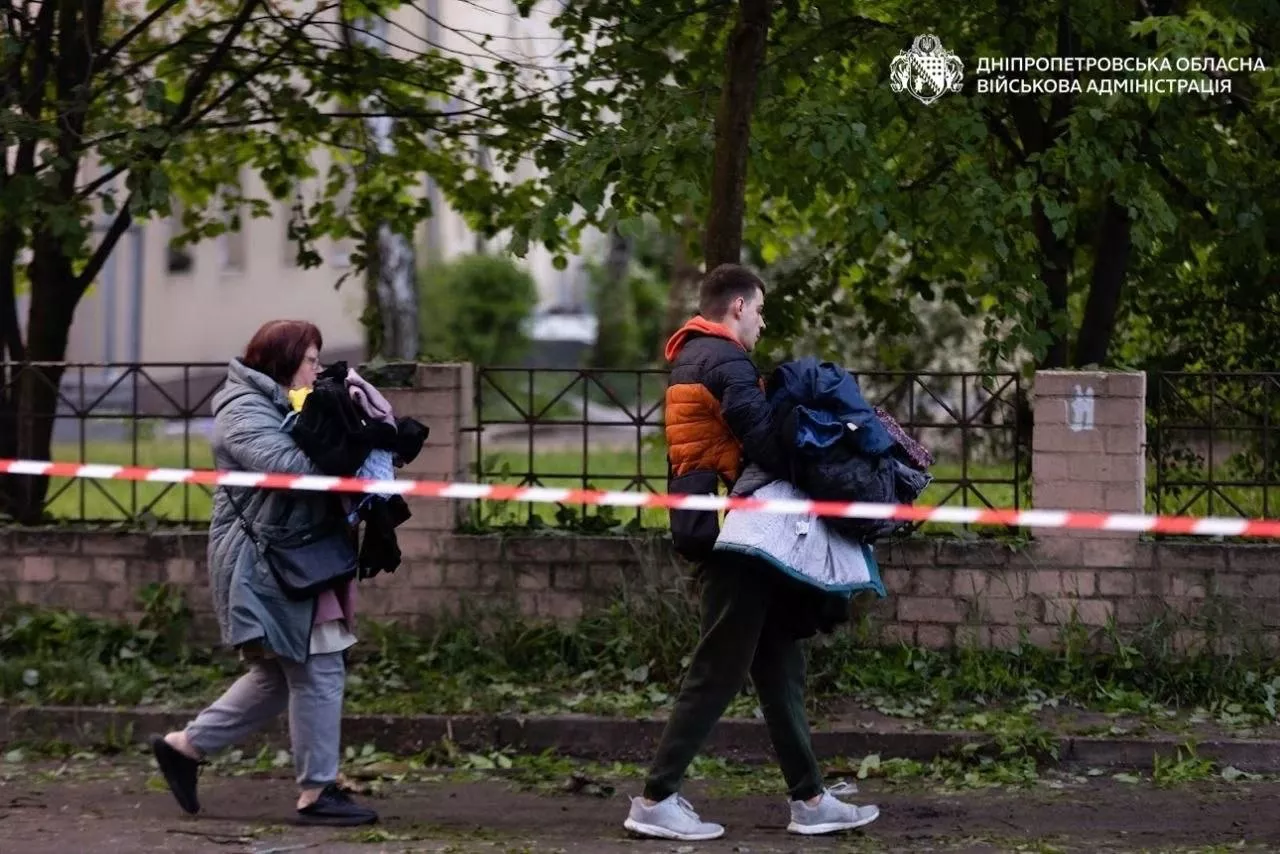 Росія вдарила по житловому кварталу Дніпра: 18 постраждалих, серед них двоє дітей