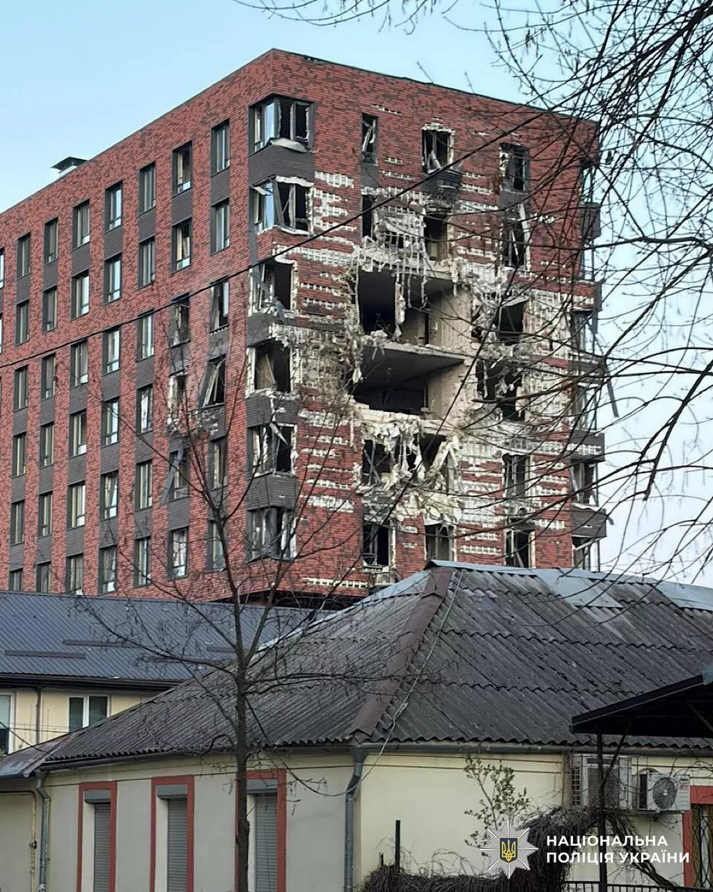Нічна атака на Дніпро: поранені троє людей, сталася пожежа в адмінбудівлі