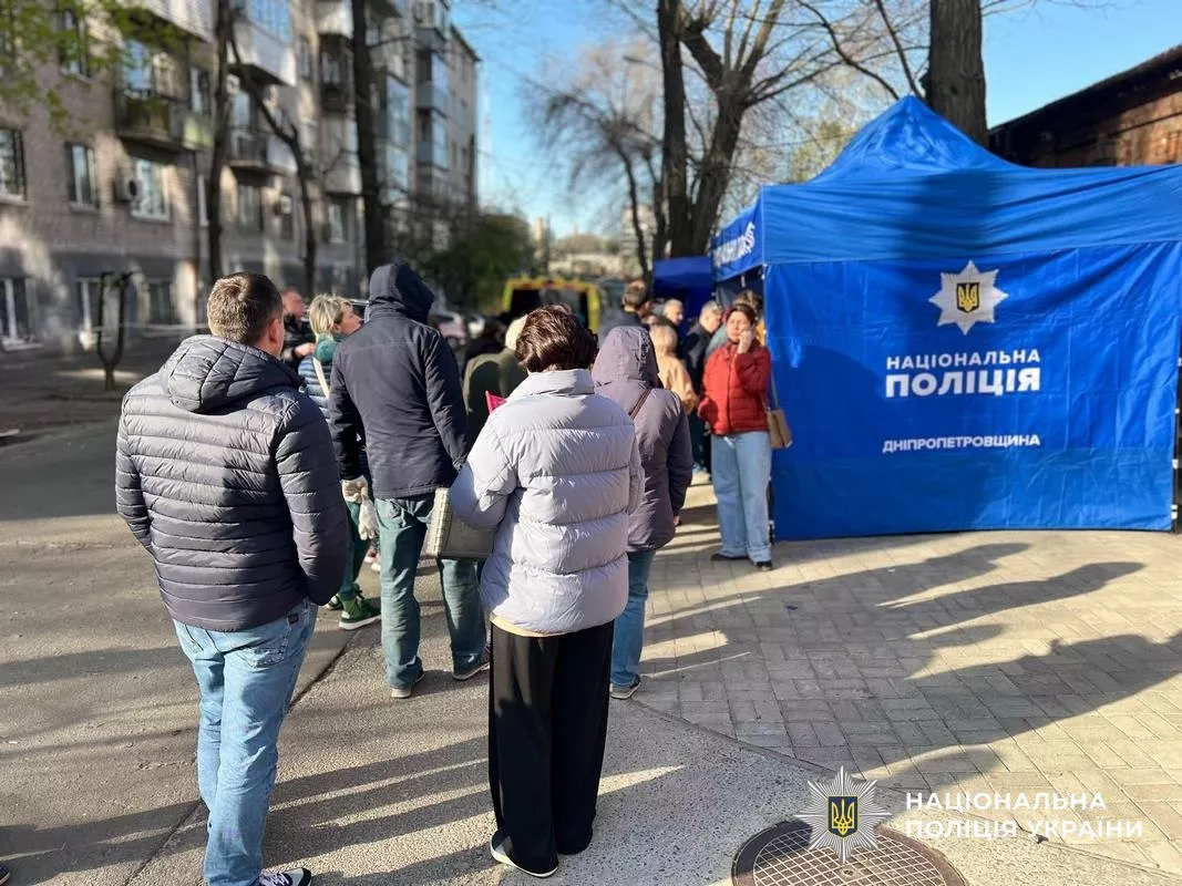 Нічна атака на Дніпро: поранені троє людей, сталася пожежа в адмінбудівлі