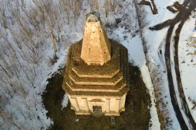 На Київщині руйнується унікальна усипальня у формі зикурата