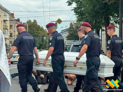Житомир у жалобі: місто попрощалося з трьома офіцерами поліції, які загинули внаслідок ракетного удару