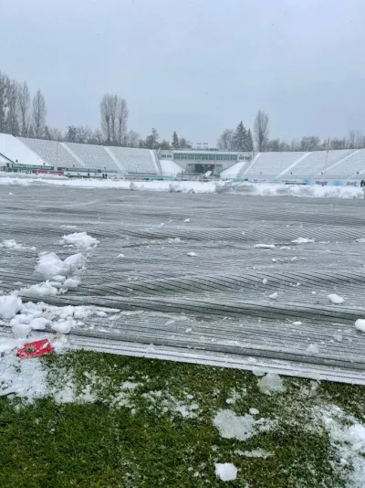 Матч "Карпати" - "Металіст 1925" під снігом: стадіон "Україна" готується до зустрічі команд