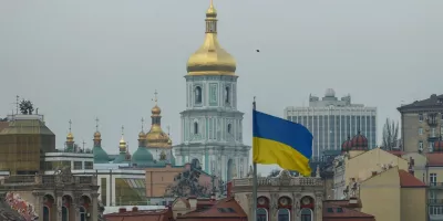 Потужна атака на Київ: дві жінки поранені, повітряна тривога триває