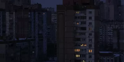 Російські окупанти вночі масовано атакували Київ: влучання в нежитлові будівлі та пожежі