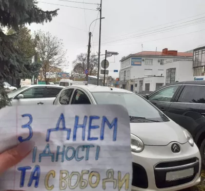 Українці в окупованих містах відзначили День гідності та свободи акціями «Жовтої стрічки»