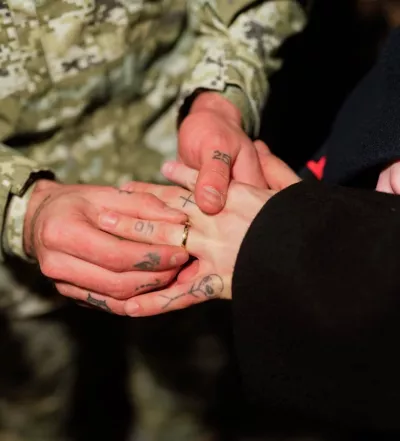 Зірка Меловін освідчився військовому у центрі Києва: «Я сказав "так"»