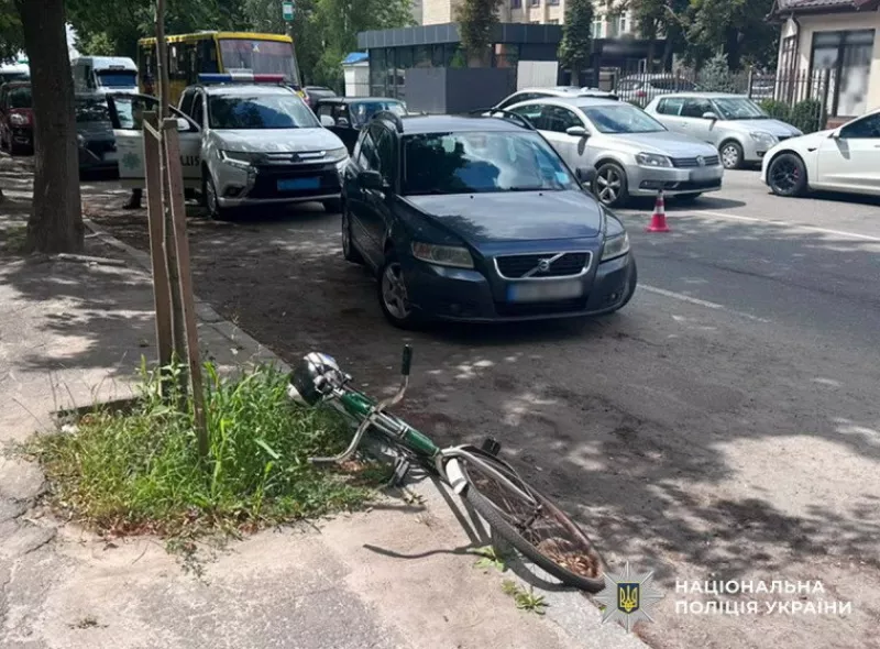 У Звягелі велосипедистка врізалася у дверцята Volvo: 70-річну жінку госпіталізували