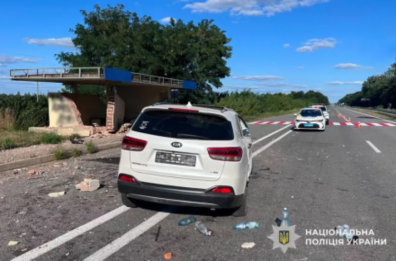   На трасі Київ — Чоп біля Дідовичів Kia врізалася в зупинку: двоє людей у реанімації