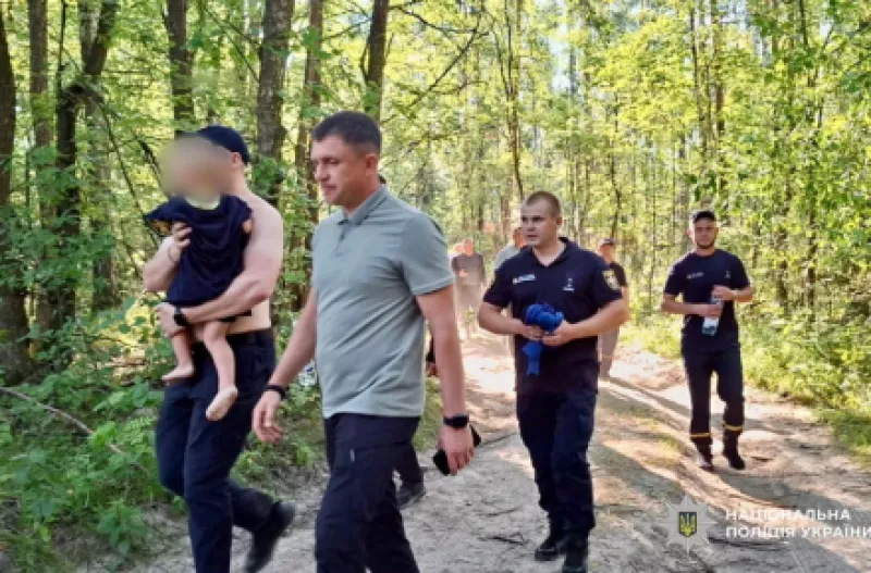 На Житомирщині всю ніч шукали 2,5-річного хлопчика: дитину знайшли живою в лісі