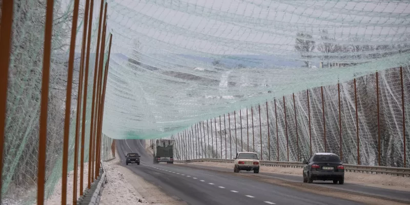Дрон «Молнія» вражає житловий будинок у Харкові: постраждала жінка