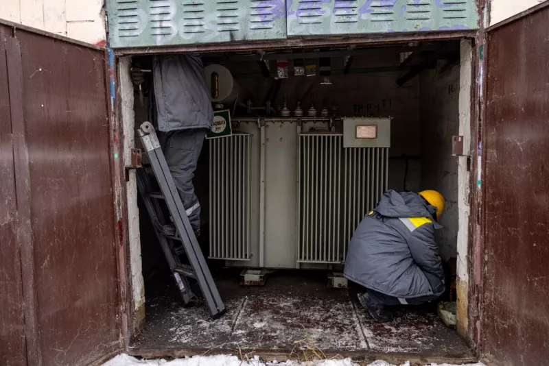 ДТЕК замінив понад 30 трансформаторів у Києві за один день через постійні обстріли