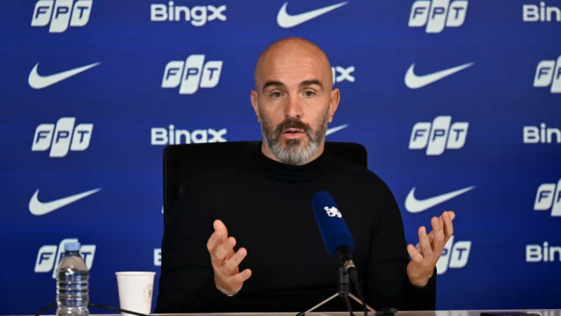 Енцо Мареска втрачає Кайседо перед матчем «Лідс» – «Челсі» на «Елланд Роуд»