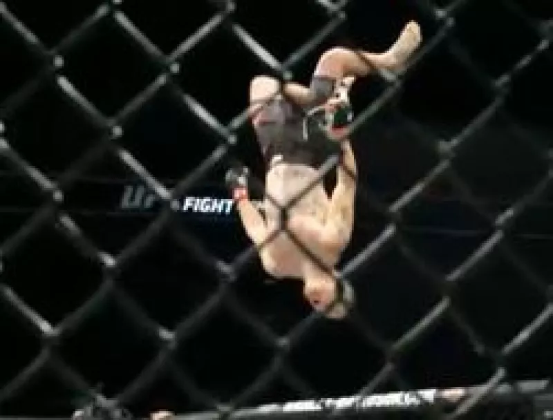 Гэтжи здобув тимчасовий чемпіонський пояс UFC у видовищному бою проти Пімблетта