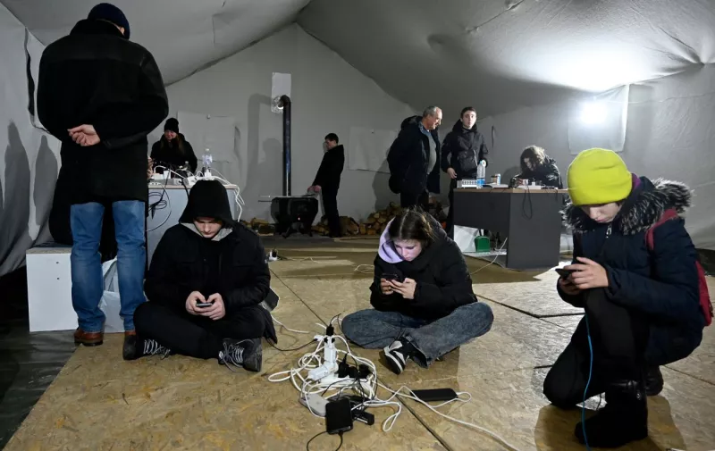 Графіки відключень світла на 16 листопада: коли і де шукати електроенергію в Україні