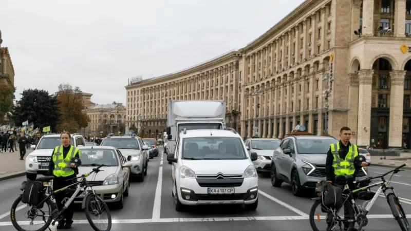 Київ щодня зупиняє Хрещатик: Офіс президента запровадив загальнонаціональну хвилину мовчання