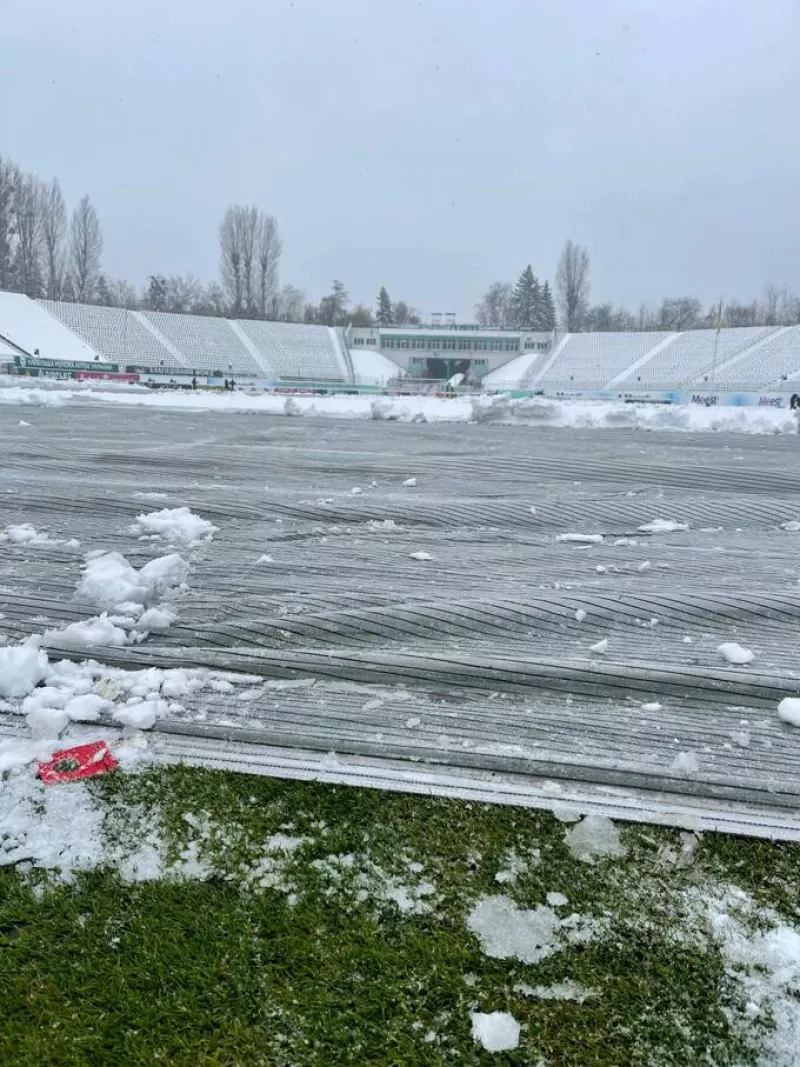 Матч "Карпати" - "Металіст 1925" під снігом: стадіон "Україна" готується до зустрічі команд