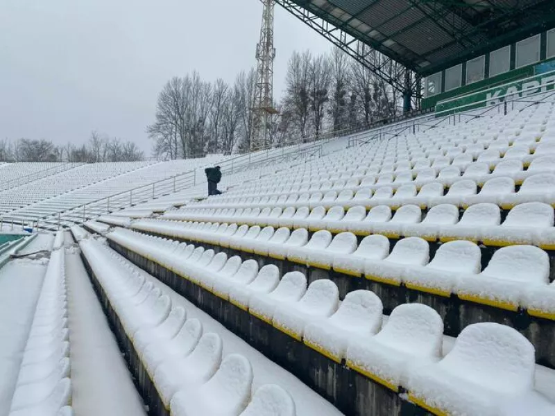 Матч "Карпати" - "Металіст 1925" під снігом: стадіон "Україна" готується до зустрічі команд