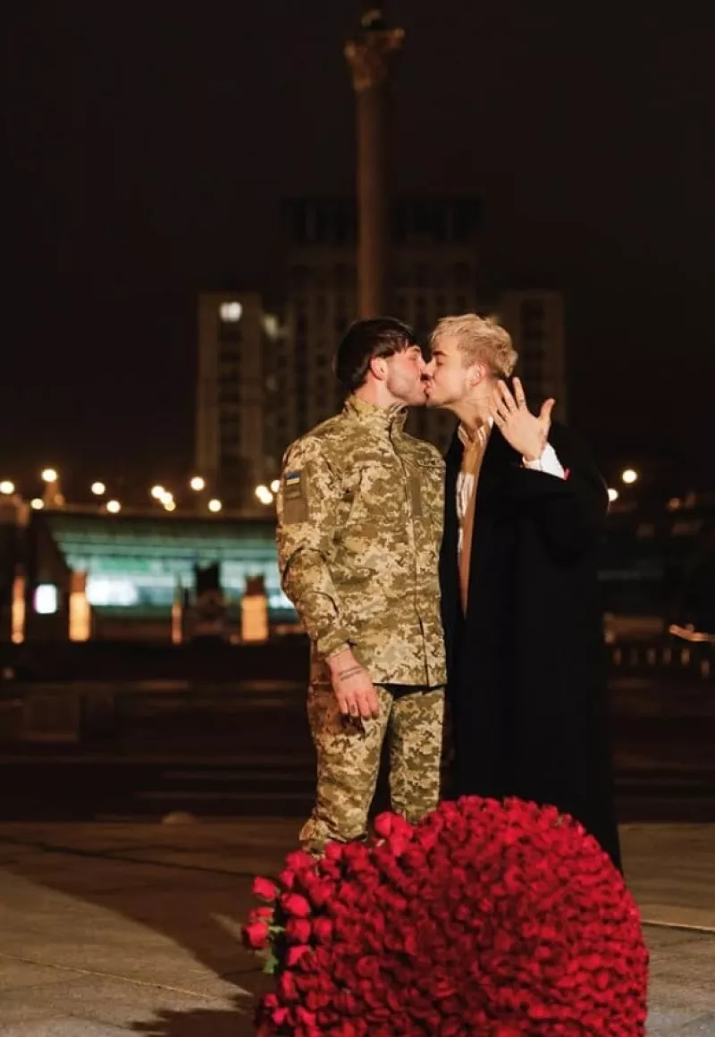 MELOVIN обручился с военным на Майдане и восхитил романтическим предложением