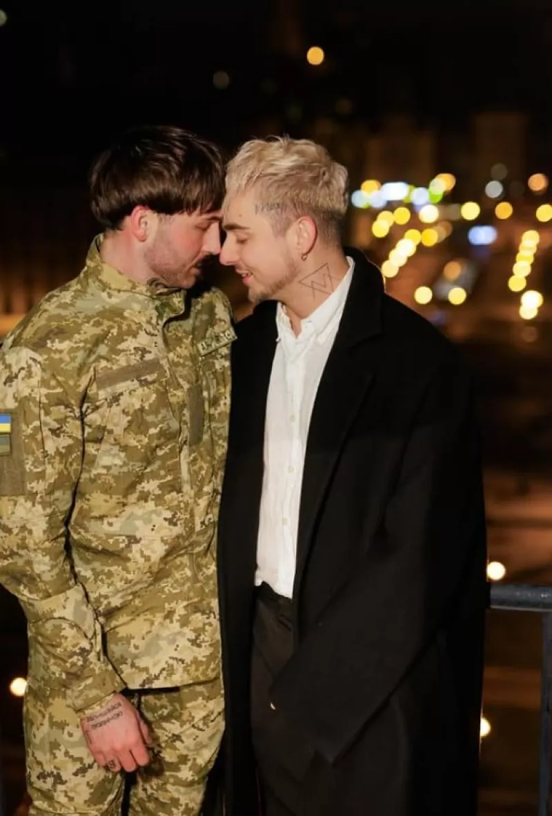 MELOVIN обручился с военным на Майдане и восхитил романтическим предложением