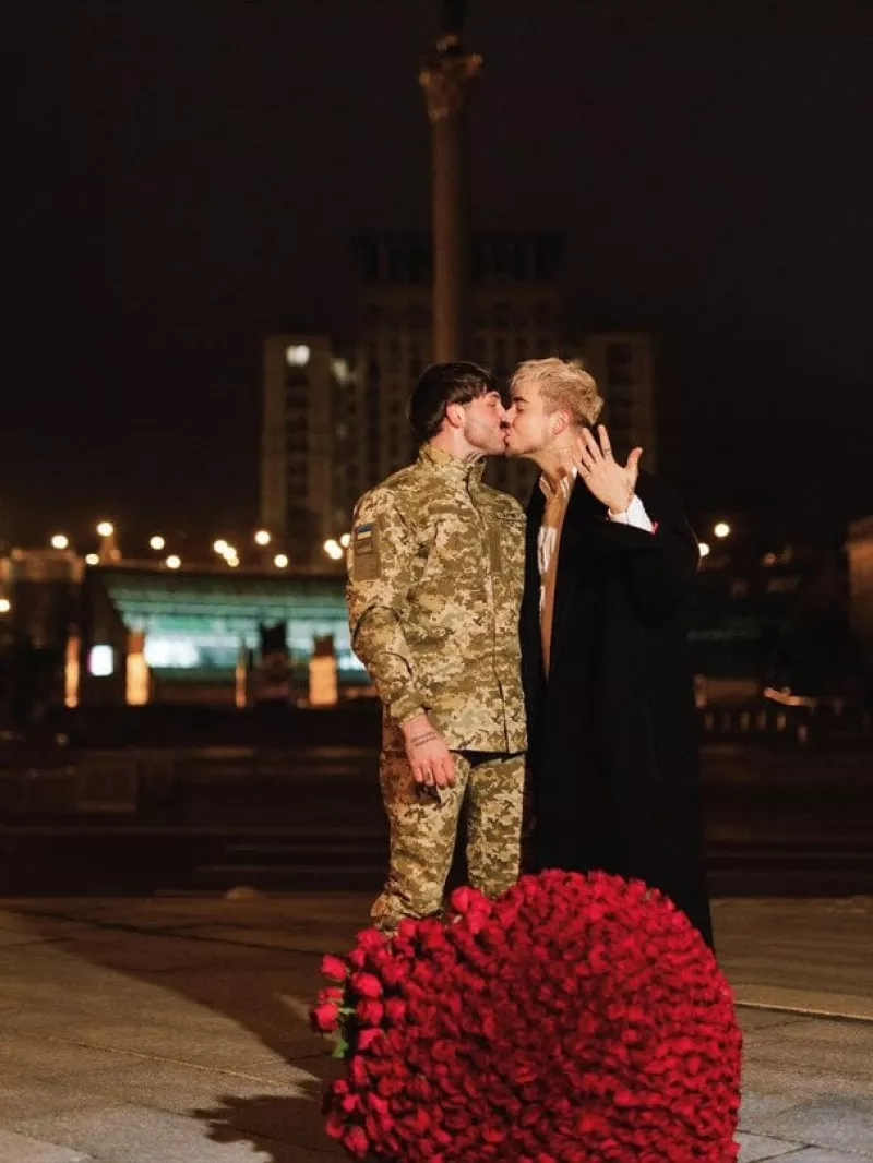 MELOVIN обручился с военным на Майдане и восхитил романтическим предложением