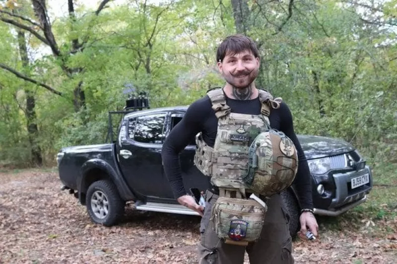 Меловін освідчився військовому Петру Злоті в Києві: деталі з романтичного моменту