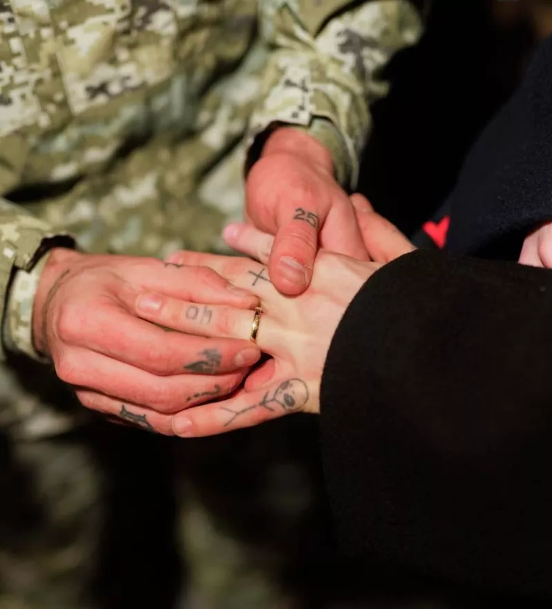 Меловін освідчився військовому Петру Злоті в Києві: деталі з романтичного моменту