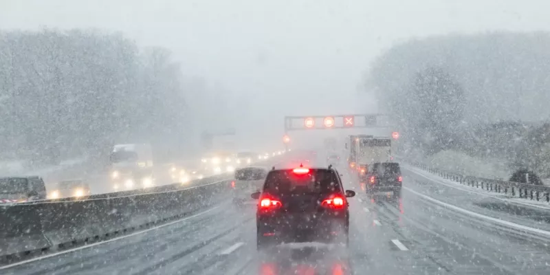 Неприємне похолодання і мокрий сніг: прогнози погоди в Києві на вихідних