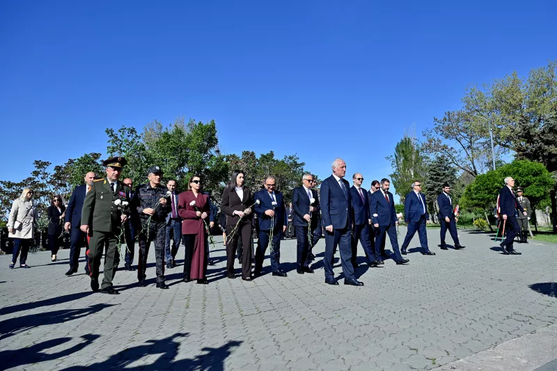 Незважаючи на відсутність наданих фрагментів новинних статей, я зможу створити новинну статтю та заголовок на основі загальної інформації про Вірменію. Ось результати:

Вірменія зміцнює оборону: нова угода з «Російським миротворчим контингентом»