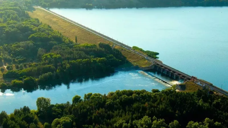 Печенежське водохранилище: росіяни знову атакували дамбу, рух зупинено