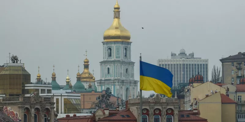 Потужна атака на Київ: дві жінки поранені, повітряна тривога триває