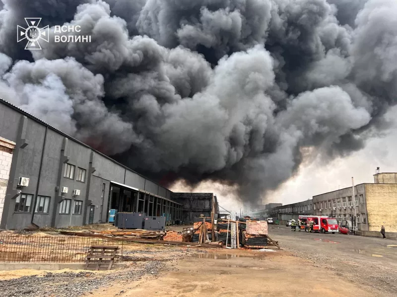 Пожежі Волині: «Нова пошта» постраждала від російських обстрілів, рятувальники на місці