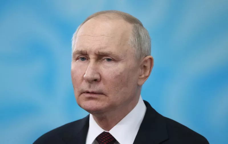 Путін обіцяє "звільнити" Донбас і Новоросію, загрожуючи військовими діями