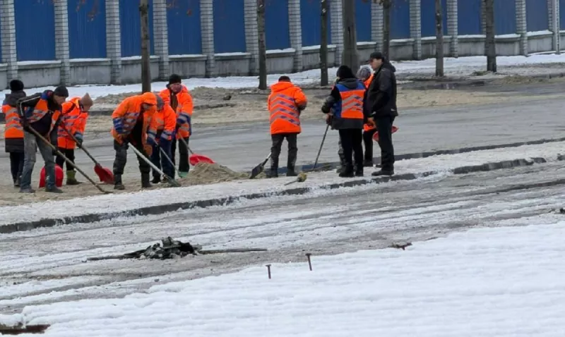 Російська атака на Дніпрі: 300 тонн олії розлилося на дорогах міста