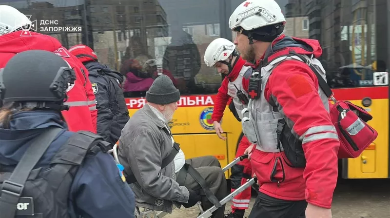 Російська КАБ пробила багатоповерхівку у Запоріжжі: 163 квартири пошкоджено