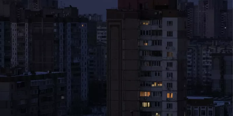 Російські окупанти вночі масовано атакували Київ: влучання в нежитлові будівлі та пожежі