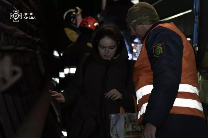 Рятувальники евакуювали 481 пасажира під час масштабної зупинки метро у Києві