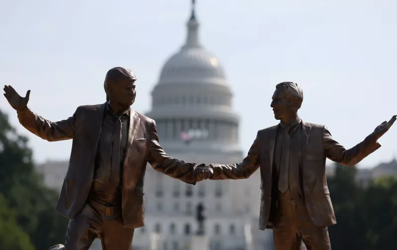 США розсекретили 3 мільйони сторінок "файлів Епштейна" з гучними іменами