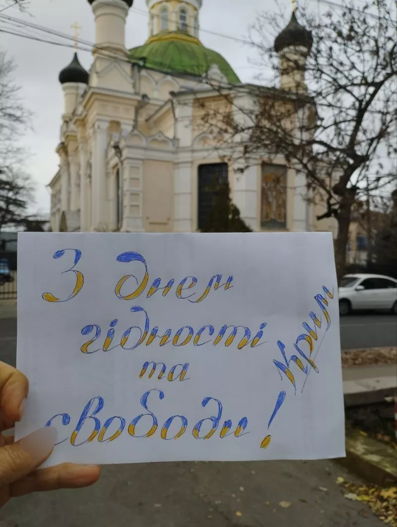 Українці в окупованих містах відзначили День гідності та свободи акціями «Жовтої стрічки»