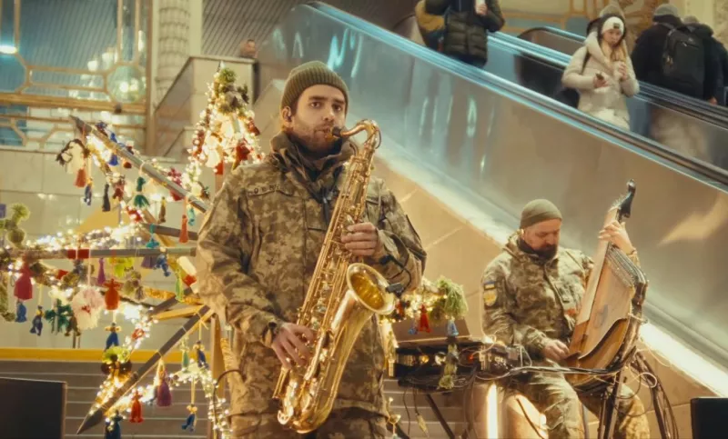 Військові "Культурних сил" виконали унікальну версію "Щедрика" на вокзалі Києва