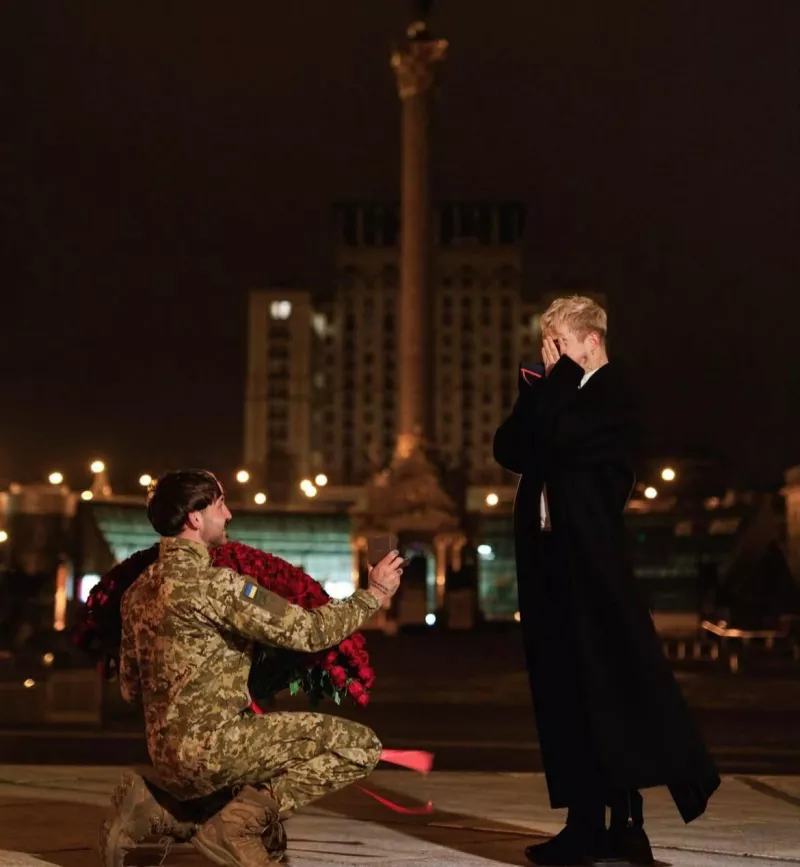 Зірка Меловін освідчився військовому у центрі Києва: «Я сказав "так"»