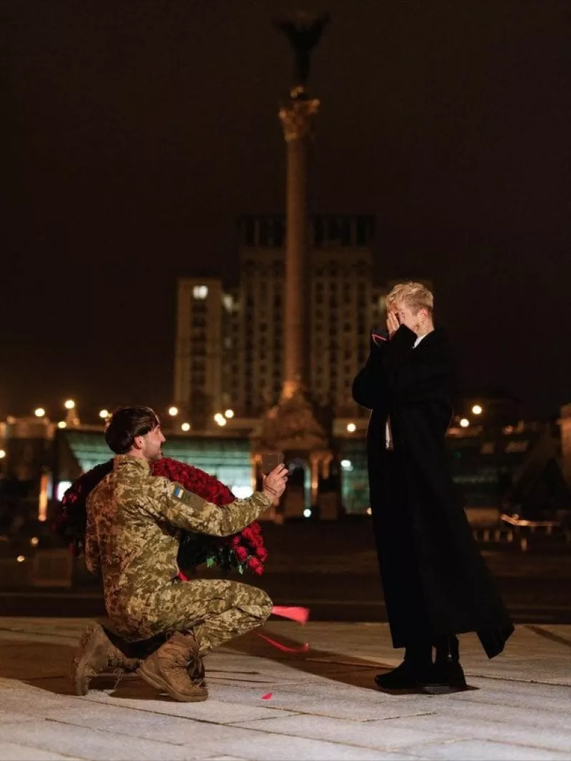 Зірка Меловін освідчився військовому у центрі Києва: «Я сказав "так"»
